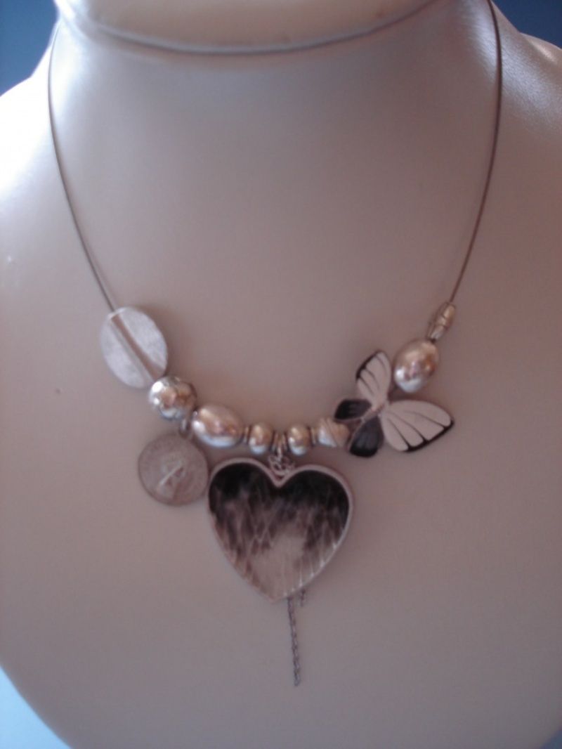 Collier Fantaisie - Jolie Pièce Sans Marque - Occasion - Parfait Pour Un Look Casual